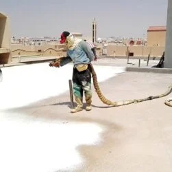 فني عازل اسطح في الصباح الأحمد